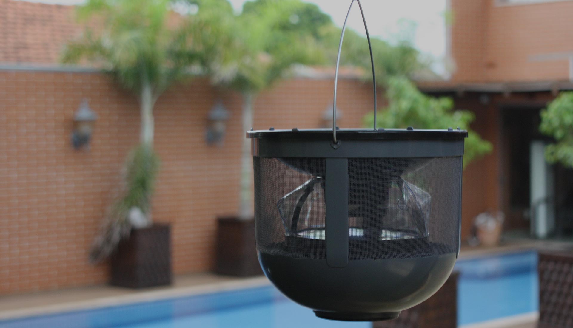 ADULTRAP suspensa, em fotografia original no ambiente com piscina